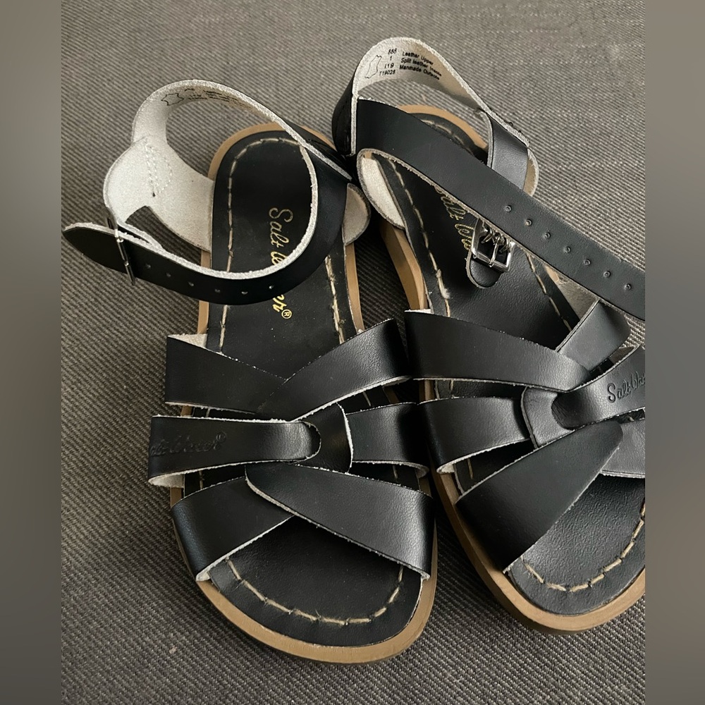 Salt water sandals color, navy